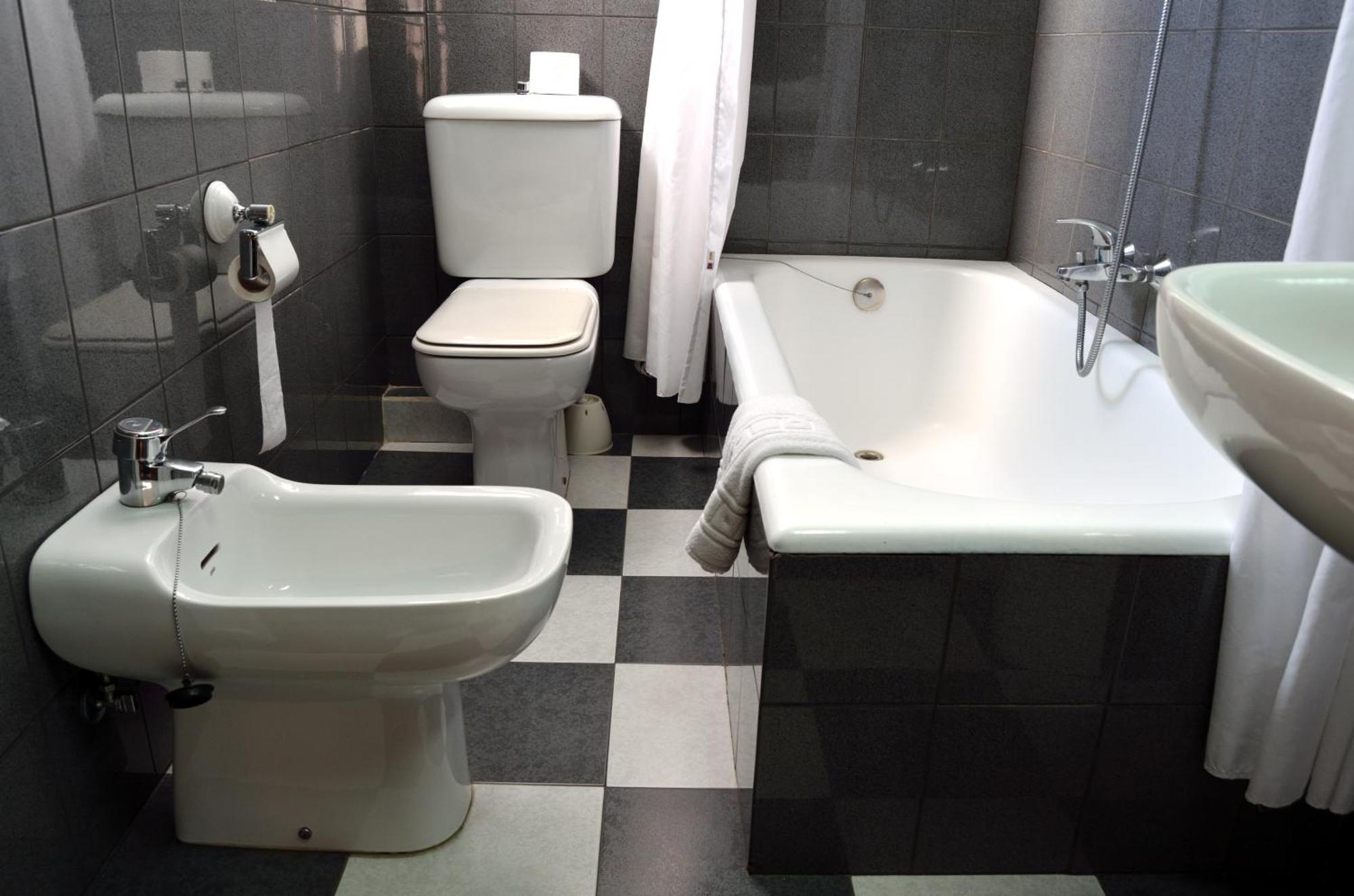 Hostal Cortes เกว็งกา ภายนอก รูปภาพ
